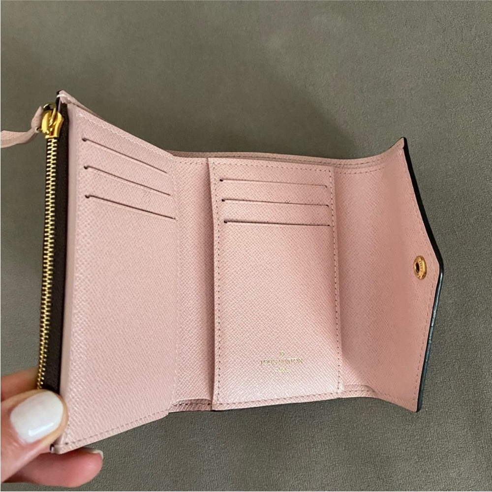 LOUIS VUITTON Monogram Victorine Wallet - Picture 7 of 8